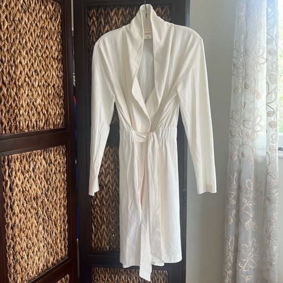 Soma creamy soft robe S/M was a gift is a bit small oh yea pockets too๐๐ธ - Picture 1 of 4